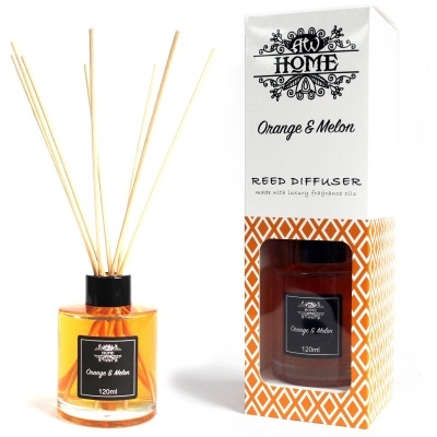 Difusor de varetas AW Home Orange & Melon em frasco de vidro âmbar ao lado da embalagem branca e laranja