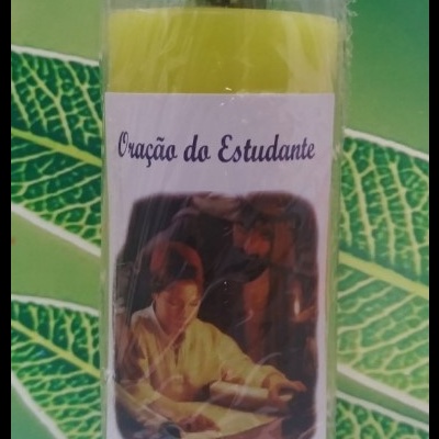 Velão amarelo com etiqueta 'Oração do Estudante' e imagem de rapaz a estudar, em embalagem plástica