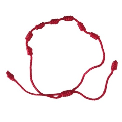 Pulseira vermelha de cordão com nós decorativos