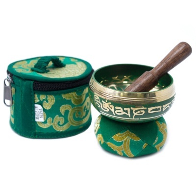 Tigela de meditação dourada com suporte e bolsa verdes e bastão de madeira