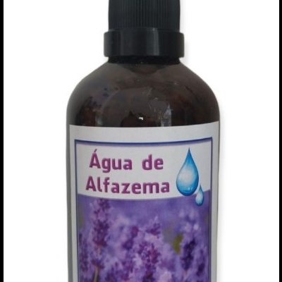 Frasco de spray com rótulo Água de Alfazema e imagem de flores roxas