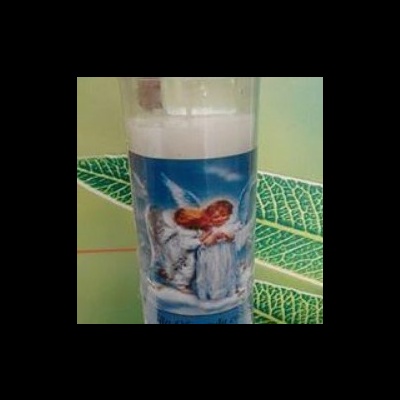 Vela branca com imagem de anjos na embalagem transparente
