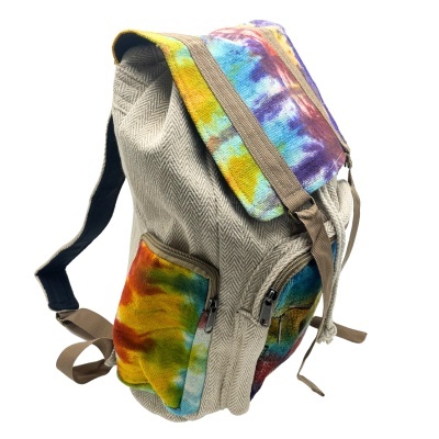 mochila tecido cinzento com detalhes tie-dye coloridos e fechos