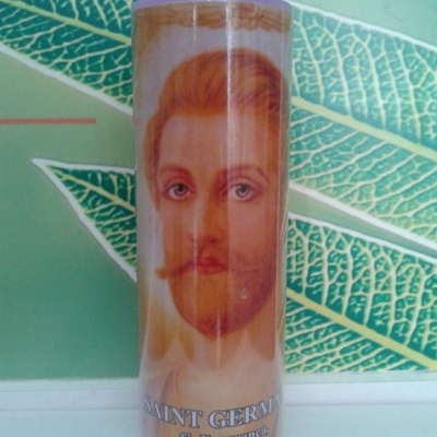 Vela decorativa com imagem religiosa de Saint Germain e texto em português na base.