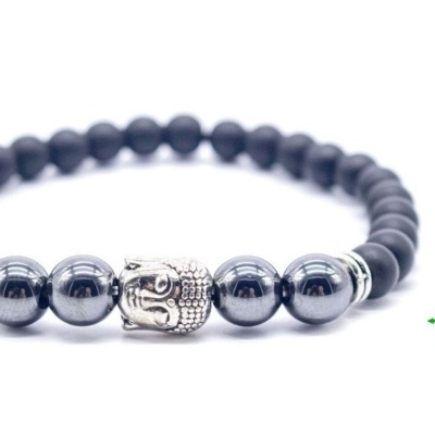 Pulseira preta e prateada com cabeça de Buda central