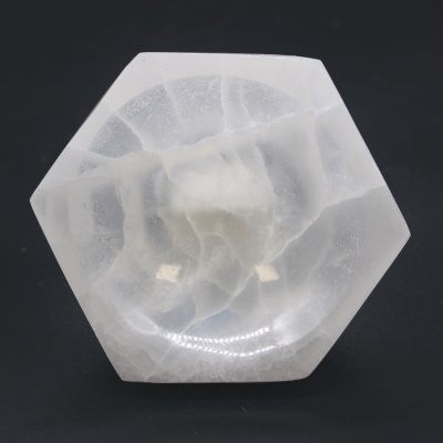 Prato hexagonal de cristal translúcido branco com textura interna