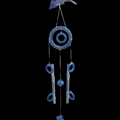 Sino dos ventos azul translúcido em vidro com golfinhos e círculos