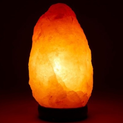 Lâmpada de sal do Himalaia iluminada com suporte preto