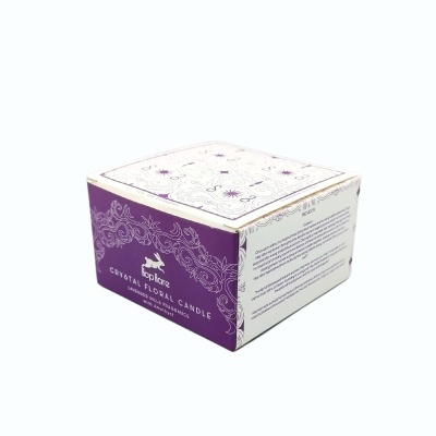 Caixa roxa e branca de vela Crystal Floral Candle da marca Lochloie com padrão floral