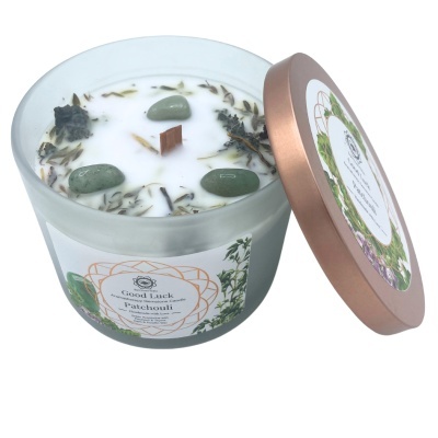 Vela aromática em copo de vidro fosco com tampa bronze e decorações naturais