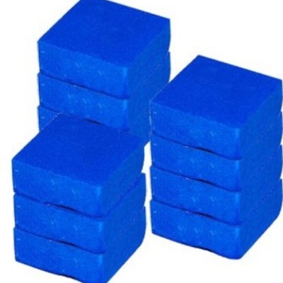 Oito blocos quadrados azuis empilhados em duas colunas sobre fundo branco