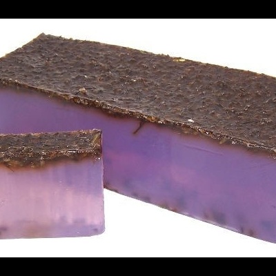 Sabonete lilás com topo castanho texturado em duas peças sobre fundo branco