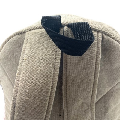 Traseira de mochila bege com alças acolchoadas e alça preta