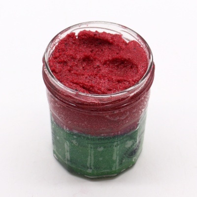 Frasco de vidro com conteúdo vermelho e verde em duas camadas