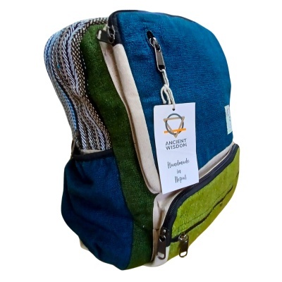 mochila multicolor com padrões em azul, verde e bege e etiqueta ANCIENT WISDOM