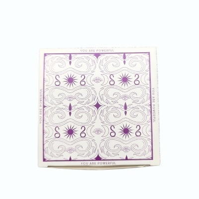 Caixa quadrada decorada em branco e roxo com texto 'YOU ARE POWERFUL'.