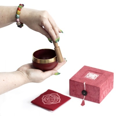 Taça tibetana vermelha com maço de madeira, caixa vermelha e pano vermelho com símbolo branco