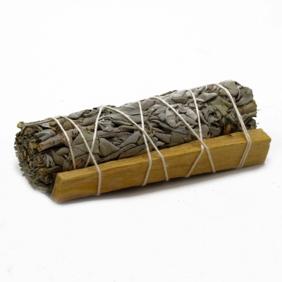 Vara de sálvia seca amarrada com cordão branco sobre tábua de madeira