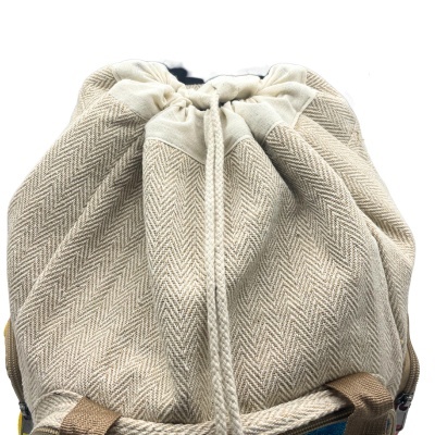 Mochila bege com padrão espinha de peixe e fecho de cordão