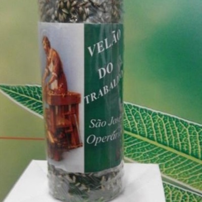 Vela decorativa cinza com rótulo verde e imagem de trabalhador