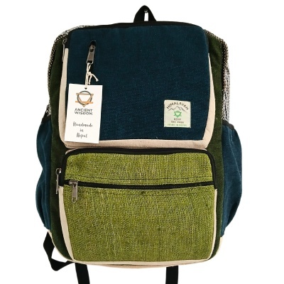 Mochila azul e verde com etiquetas e bolsos frontais