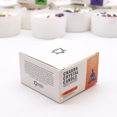 Caixa branca de vela Chakra Crystal Candle com imagem de pessoa a meditar