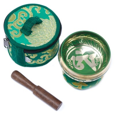 Conjunto com taça tibetana dourada e verde, batidor de madeira, almofada e estojo bordado verde e dourado