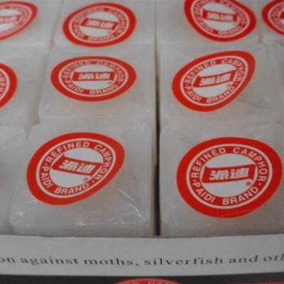 barras brancas de cânfora refinada com etiquetas vermelhas em caixa