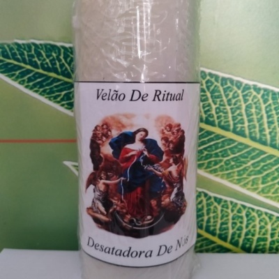 Vela branca com etiqueta religiosa e texto 'Velão De Ritual' e 'Desatadora De Nós'