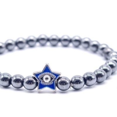Pulseira de contas prateadas com conta de estrela azul