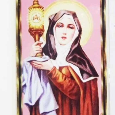 Estampa religiosa de Santa Clara com hábito castanho e branco, fundo rosa e ostensorio dourado