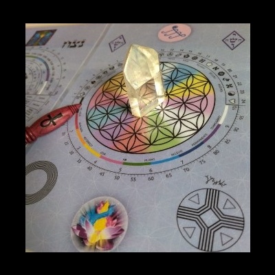 Cristal sobre círculo colorido com padrão geométrico e símbolos esotéricos