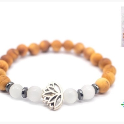 Pulseira com contas de madeira, contas brancas translúcidas, pingente metálico de flor de lótus e embalagem com texto