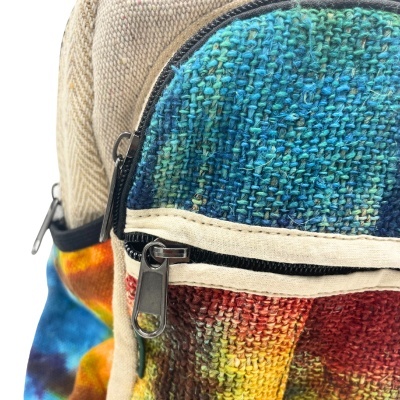 Mochila com bolso frontal colorido e fecho preto em tecido bege