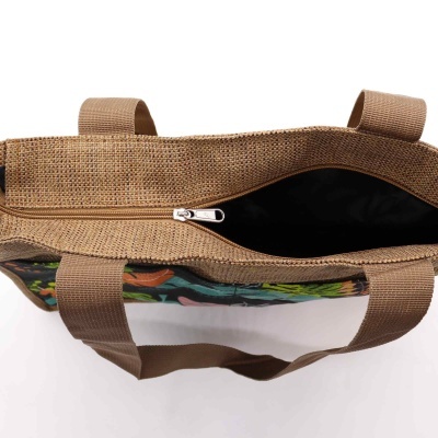 Saco de tecido com fecho e alças marrons, padrão colorido com folhas