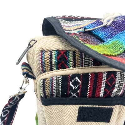 Mala de tecido com padrão étnico colorido e fecho metálico
