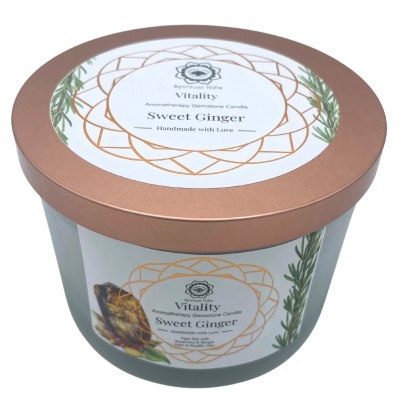 Vela aromática em vidro com tampa bronze e etiquetas geométricas brancas com texto e ramos verdes