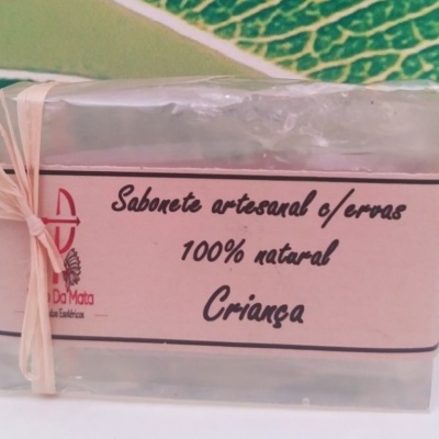 Sabonete artesanal transparente com papel rosa e fita de palha