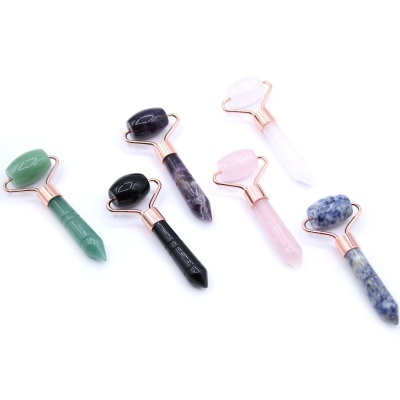Seis rolos faciais de pedra coloridos com estrutura metálica dourada