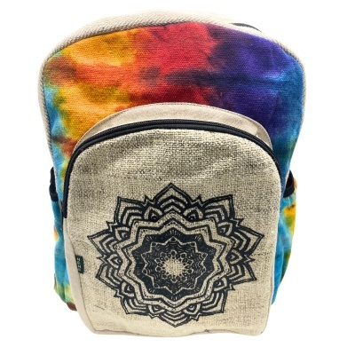 Mochila colorida tie-dye com bolso frontal bege e mandala preta