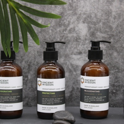 Três frascos de aromaterapia Ancient Wisdom em vidro âmbar com etiquetas brancas e bomba preta