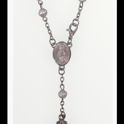 Rosário com contas em pérola, medalha e cruz metálica