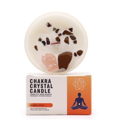 Vela Chakra Crystal Candle com cristais e caixa com texto e figura meditando