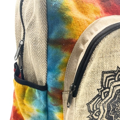 Mochila colorida em tie-dye com bolso frontal bege e padrão mandala.