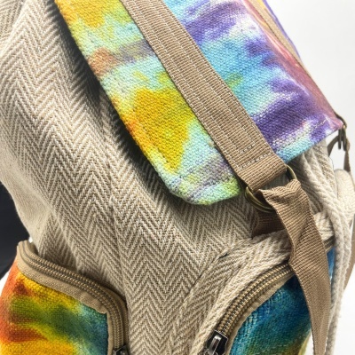 Mochila bege com padrão Chevron e detalhes tie-dye coloridos.