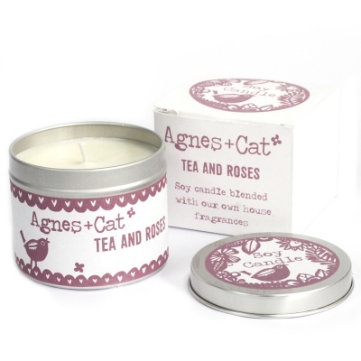 Vela Agnes+Cat Tea and Roses em lata metálica prateada com tampa e caixa branca com texto roxo