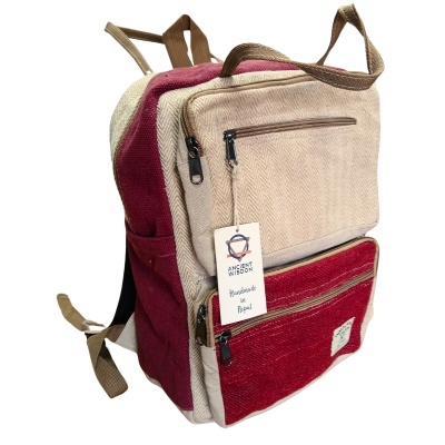 Mochila bege e vermelha com fechos e etiqueta