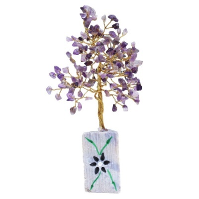 Árvore decorativa com cristais roxos e base de pedra branca pintada.
