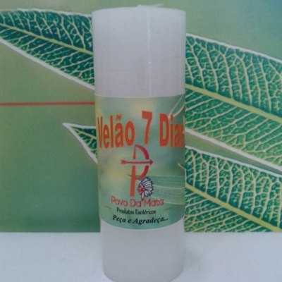 Vela branca cilíndrica com rótulo em português e fundo verde com folhas.