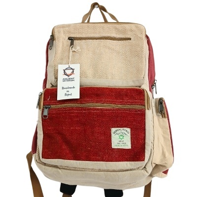 Mochila bege e vermelha com bolsos e etiquetas visíveis